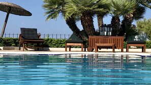 Pool - Villa Dolphin. Luxury Villa on the Beach (Krathi)