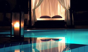 Ein Schlafzimmer mit Bett, Nachttisch und Beistelltisch.