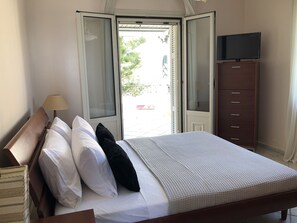 3 bedrooms, iron/ironing board, free WiFi, bed sheets - Villa Dolphin. Luxury Villa on the Beach (Krathi)