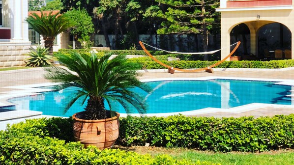 Pool - Villa Dolphin. Luxury Villa on the Beach (Krathi)