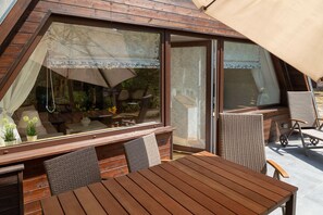 Outdoor dining - Modern fin cabin by the lake - lovingly furnished (Lohmen)