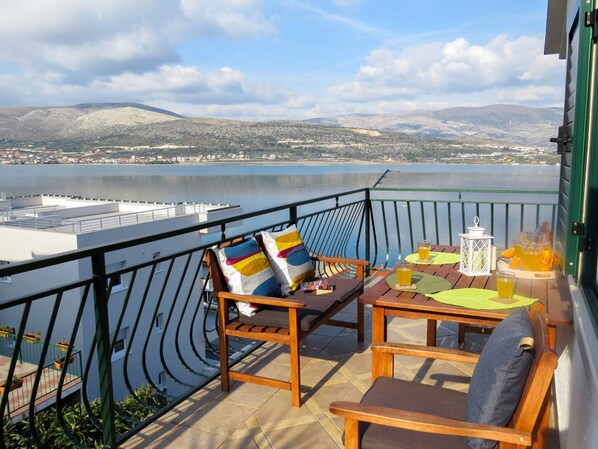 Outdoor dining - Unique 50 sqm apartment with direct sea view (Trogir)
