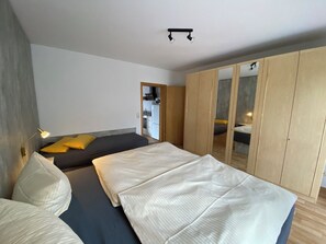1 chambre, coffre-fort, bureau, fer et planche à repasser
