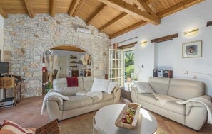 Smart-TV, Kamin, Stereoanlage