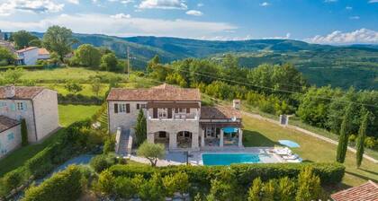 Vasta rakennettu kivitalo mäellä 360 asteen näköala, 40 m2 allas