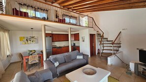 Fernseher, Kamin, Videospiele, DVD-Player