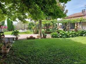 Property grounds - House / Villa - Tarascon (Saint-Étienne-Du-Grès)