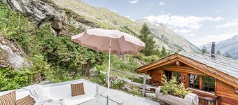 Single family house with private outdoor jacuzzi & sauna, ski in - ski out