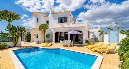 Ein großes Ferienhaus mit Swimmingpool in Carvoeiro, Algarve