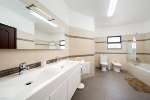 Ensemble baignoire-douche, séchoir à cheveux, bidet, serviettes fournies