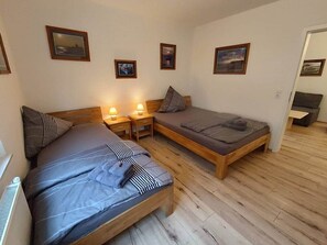 2 slaapkamers, een strijkplank/strijkijzer, gratis wifi, beddengoed