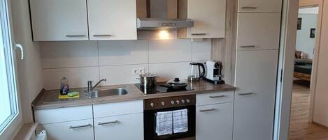 Geladeira, micro-ondas, fogão, cooktop