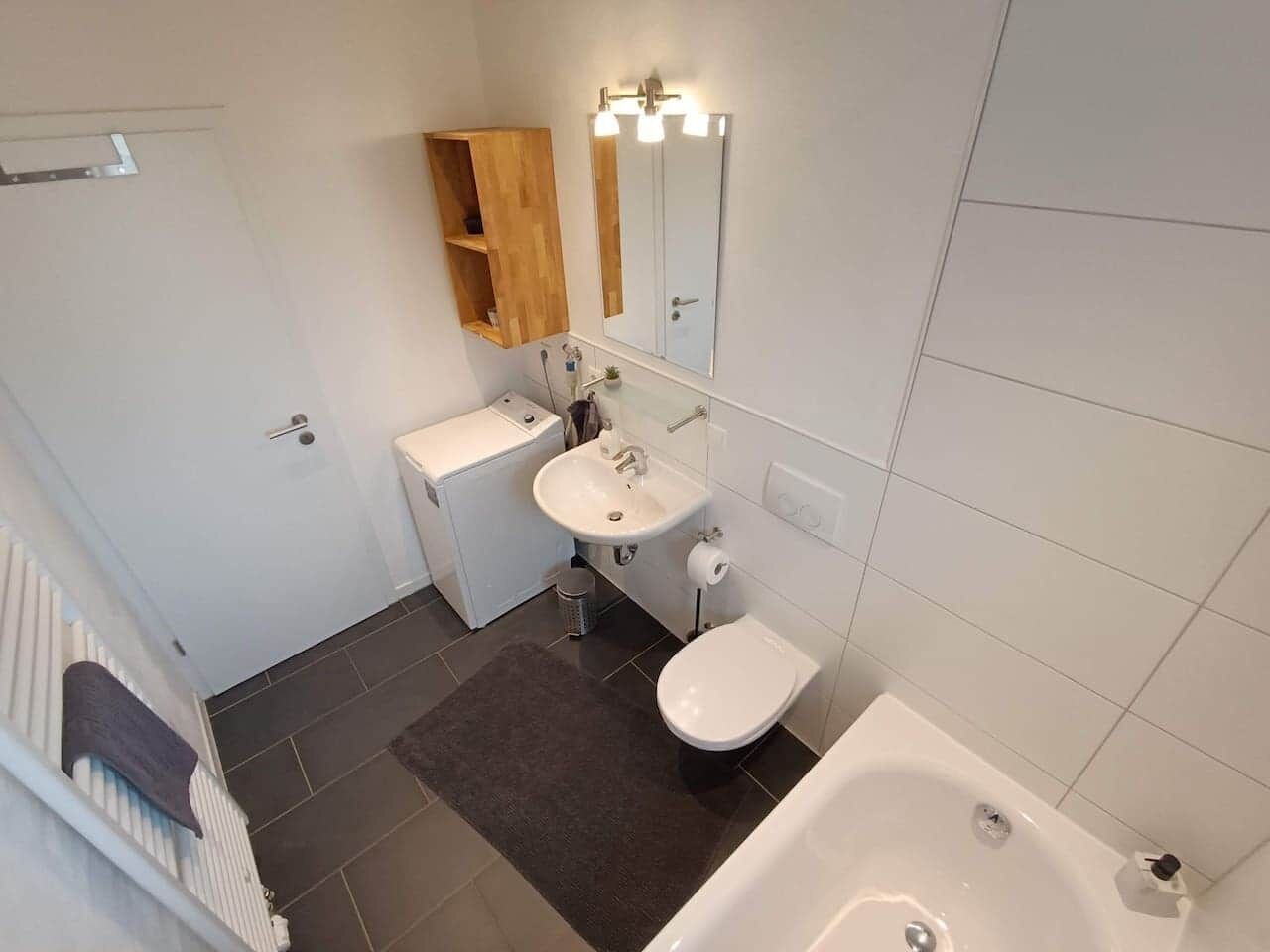 Badewanne, Haartrockner, Handtücher, Seife