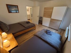 2 Schlafzimmer, BĂŒgeleisen/BĂŒgelbrett, kostenloses WLAN, BettwĂ€sche