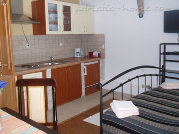 Fridge, stovetop, dishwasher, coffee/tea maker