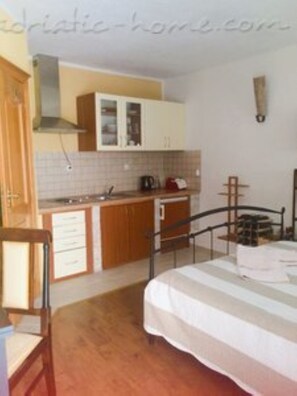 1 bedroom, in-room safe, WiFi, bed sheets - Studio + boat Krk center (Krk)