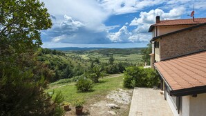 A stone building with a tiled roof overlooking a lush valley. - Panorama-Ferien-Toscana
Your vacation home in Tuscany (massa marittima)