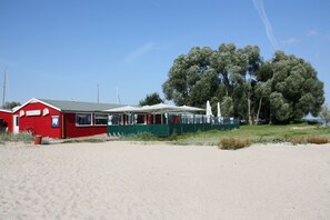 المنشأ ة من الخارج