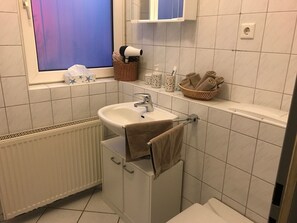 Ensemble douche/baignoire, sèche-cheveux, serviettes fournies, savon