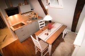 Kylskåp, spishäll, kaffe- och tebryggare och vattenkokare