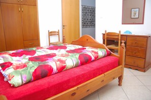 2 bedrooms, iron/ironing board, travel cot, free WiFi