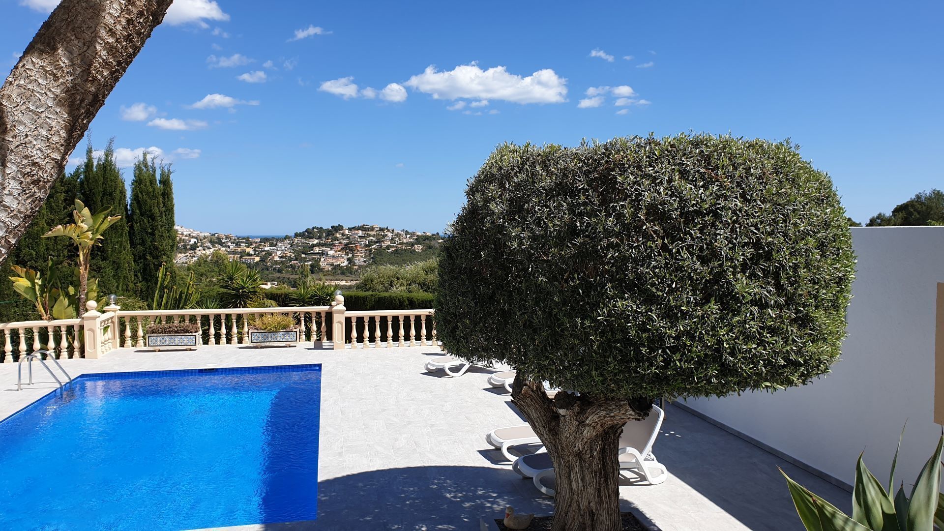 Piscina com vista para uma cidade ao fundo.