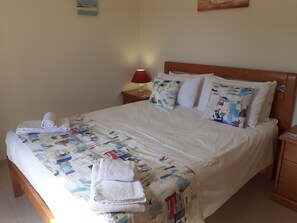 2 chambres, coffre-fort, fer et planche à repasser, lit de bébé portatif