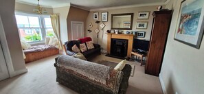 TV, fireplace, DVD player, books - Elie - well appointed flat (Elie)