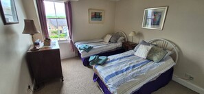 2 bedrooms, iron/ironing board, WiFi, bed sheets - Elie - well appointed flat (Elie)