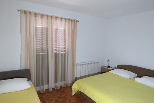 2 bedrooms, iron/ironing board, Internet, bed sheets