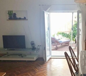 TV, DVD player, books, stereo