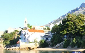 Beach nearby, sun loungers, beach towels