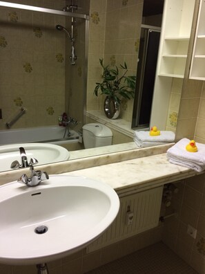 SĂšche-cheveux, serviettes fournies, savon, papier toilette