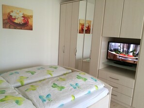 1 Schlafzimmer, Reisekinderbett, Bettwäsche