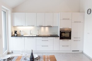 Réfrigérateur, four à micro-ondes, un four, surface de cuisson