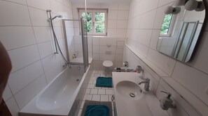 Badewanne, Haartrockner, Handtücher, Seife