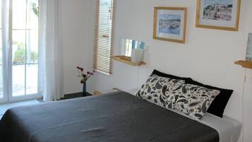 1 dormitorio, escritorio, tabla de planchar con plancha y cuna de viaje