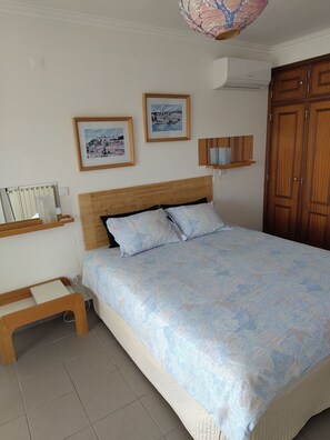 1 Schlafzimmer, Schreibtisch, Bügeleisen/Bügelbrett, Reisekinderbett