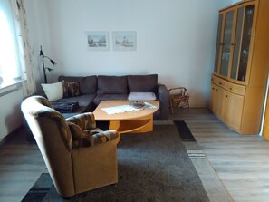 Fernseher, Bücher, Musikbibliothek