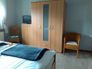 2 habitaciones, tabla de planchar con plancha, wifi y ropa de cama 