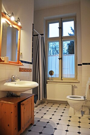 Shower - Vacation apartment in a historic manor amidst rustic nature (Kröpelin)