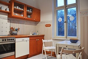 Fridge, oven, stovetop, dishwasher
