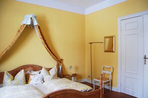 2 bedrooms, internet, bed sheets - Vacation apartment in a historic manor amidst rustic nature (Kröpelin)