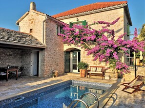 Outdoor pool - Villa Maruka: original 19th century stone villa by local hosts (Supetar)