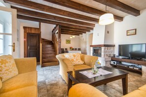 Smart TV, fireplace, DVD player, books