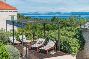Terrace/patio - Villa Maruka: original 19th century stone villa by local hosts (Supetar)