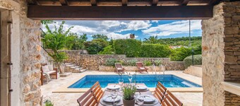 Villa Maruka: original 19th century stone villa by local hosts