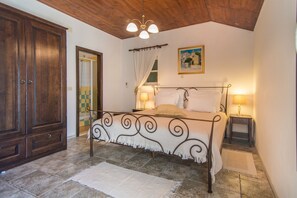 3 chambres, coffre-fort, fer et planche à repasser