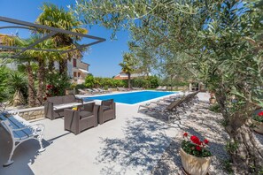 Outdoor pool - Garden with pool and grill, air conditioning, WiFi, near the beach (Porec)