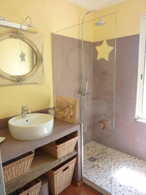 Baignoire, sèche-cheveux, serviettes fournies, savon